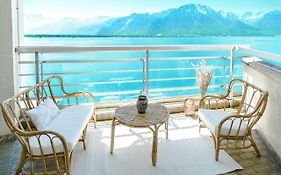 Stylish Apartment With Lake View